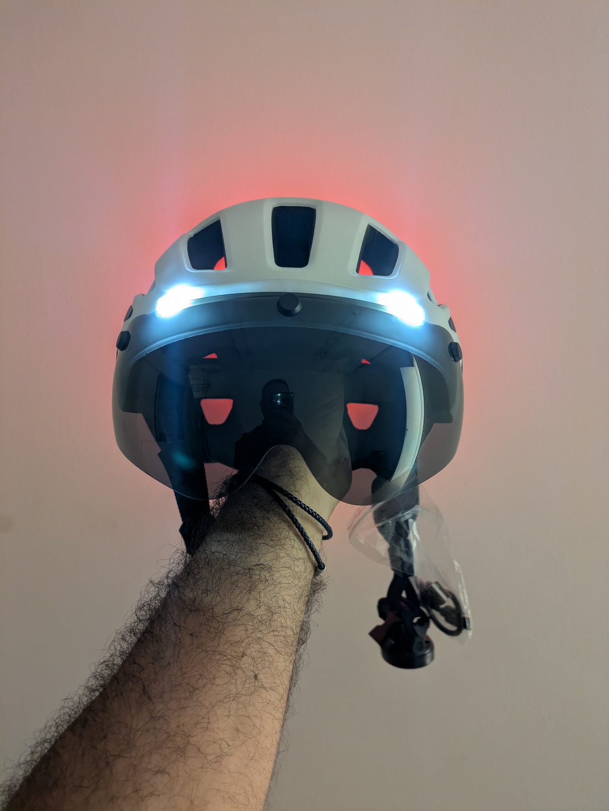 Casque vélo à clignotants LED vu de face